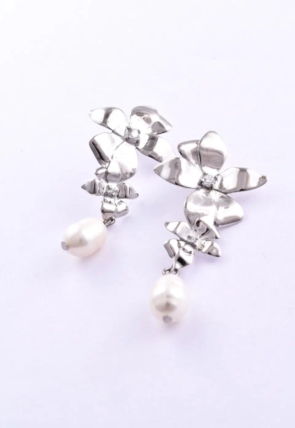 Earrings with movement and textured petals