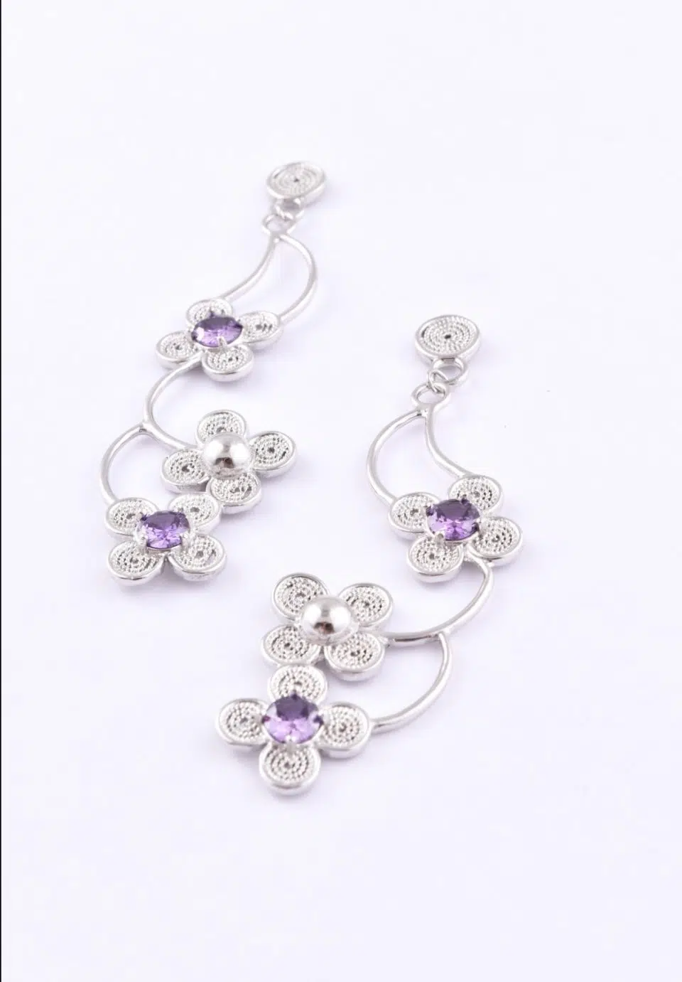 Earrings crafted using the filigree technique with exclusive and modern design